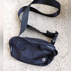 Lululemon everywhere belt bag